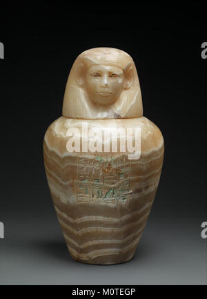 Dieses Kanopenglas, Teil der Begräbnisausrüstung von Prinzessin Sithathoryunet, repräsentiert altägyptische Begräbnispraktiken. Das Gefäß, das für die Aufnahme innerer Organe entworfen wurde, zeigt die Gottheit Qebehsenuef, einen der vier Söhne des Horus, der oft mit dem Schutz der Därme im Jenseits in Verbindung gebracht wird. Stockfoto