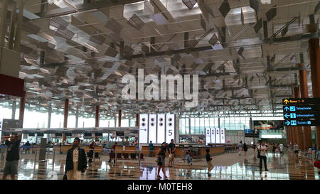 Die Decke des Terminals 3 am Flughafen Changi in Singapur ist ein architektonisches Highlight, bekannt für sein atemberaubendes Design und seine komplizierten Details. Es ist ein Symbol für das weltbekannte Engagement des Flughafens für moderne Architektur und das Erlebnis der Passagiere. Stockfoto