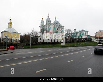 Die Kathedrale der Dormition in Smolensk ist eine historische religiöse Stätte, die für ihre architektonische Schönheit und kulturelle Bedeutung bekannt ist. Das Bild wurde im November 2013 aufgenommen. Stockfoto