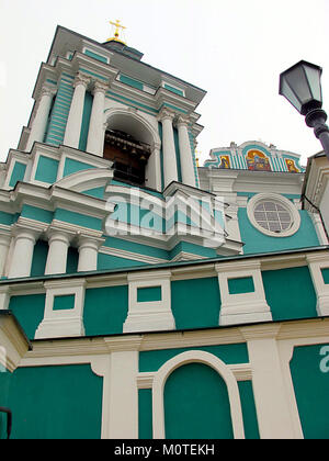 Die Kathedrale der Dormition in Smolensk, Russland, ist eine wichtige historische und religiöse Stätte. Dieses Foto zeigt die architektonische Schönheit und religiöse Bedeutung der Kathedrale, aufgenommen im November 2013. Stockfoto