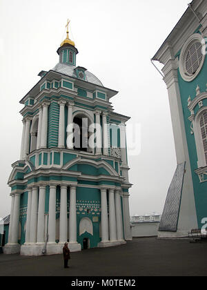Die Kathedrale der Dormition in Smolensk, Russland, auf einem Foto vom 8. November 2013 dargestellt, das ihre architektonische Schönheit und kulturelle Bedeutung zeigt. Stockfoto
