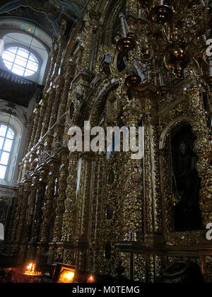 Ein Foto der Dormitio-Kathedrale in Smolensk, Russland, aufgenommen am 8. November 2013, das ihre architektonische Schönheit und religiöse Bedeutung zeigt. Stockfoto