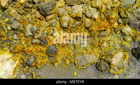 Schwefel Schwefel Ablagerungen auf der Seite von einem kleinen Bach in der Caldera. White Island/Whakaarian Vulkan, Bay of Plenty, Neuseeland Stockfoto