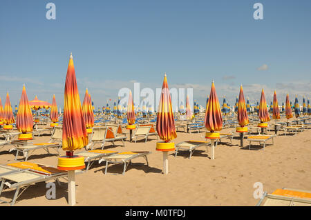 Geschlossen Strand Sonnenschirm Sonnenschirme am Strand von Rimini, Italien Stockfoto