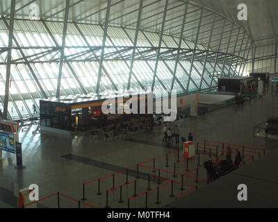 Der internationale Flughafen Carrasco befindet sich in Montevideo, Uruguay, und bietet internationale und Inlandsflüge an. Im Abflugbereich warten Passagiere, bevor sie Flüge zu verschiedenen Zielen weltweit antreten. Es ist ein wichtiger Reisedrehkreuz in der Region. Stockfoto