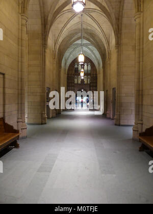 Die Cathedral of Learning befindet sich an der University of Pittsburgh und ist ein ikonisches Gebäude im gotischen Stil. Es ist ein Symbol der Bildung und ein bedeutendes Wahrzeichen in Pittsburgh, Pennsylvania. Stockfoto