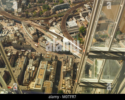 Ein Blick von der Shard auf die Schiene über Cannon Street Station und Waterloo, London suchen Stockfoto