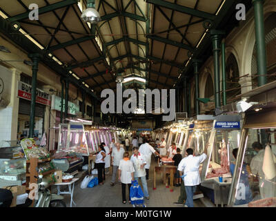 Der Zentralmarkt von Athen ist ein historischer Marktplatz im Herzen der griechischen Hauptstadt. Bekannt für seine lebhafte Atmosphäre, ist es ein wichtiger Punkt für Handel und soziale Aktivitäten in der Stadt. Stockfoto