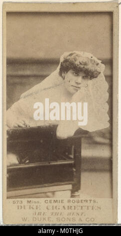 Diese Karte zeigt Miss Cemie Roberts aus der Serie „Schauspieler und Schauspielerinnen“, die von Duke Sons & Co. Herausgegeben wurde, um Duke Zigaretten zu fördern. Es handelt sich um ein Sammlerstück aus dem frühen 20. Jahrhundert. Stockfoto