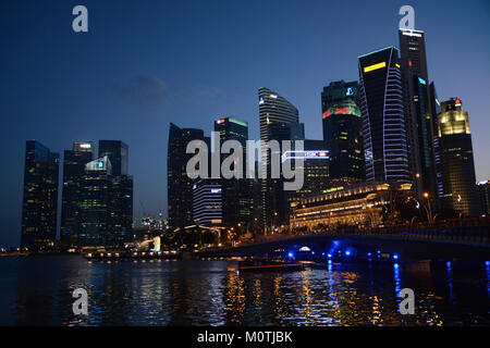 Das Central Business District (CBD) von Singapur ist ein bedeutender Geschäfts- und Finanzzentrum mit modernen Wolkenkratzern und ikonischer Architektur. Dieses Bild fängt das CBD bei Nacht ein und hebt das pulsierende Stadtleben und die urbane Landschaft hervor, die Singapurs geschäftige Wirtschaft auszeichnet. Stockfoto