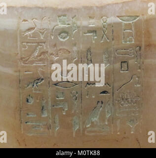 Dieses Kanopenglas, das mit Prinzessin Sithathoryunet aus dem alten Ägypten in Verbindung steht, ist ein bedeutendes archäologisches Artefakt, das sich in der MET befindet. Es wurde verwendet, um die Organe der Prinzessin zu lagern, was die altägyptischen Begräbnispraktiken und Überzeugungen über das Jenseits widerspiegelte. Stockfoto