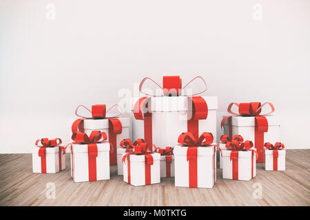 Red Ribbon Geschenkboxen auf Holz. Feier Hintergrund Stockfoto