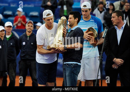 Belgrad, Serbien - 9. Mai 2010: Novak Djokovic verleiht die Medaille zu Sam Querrey nach seinem Sieg in Serbien Open 2010 ATP World Tour Finale gegen Stockfoto