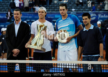 Belgrad, Serbien - 9. Mai 2010: Marat Safin, Sam Querrey, John Isner und Novak Djokovic stellt nach querrey's Sieg in Serbien Open 2010 ATP World zu Stockfoto