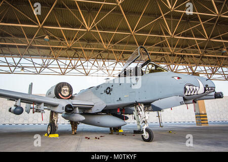 Die 303Rd Expeditionary Jagdgeschwader landete an der Al Udeid Air Base auf dem Weg nach Kandahar Airfield, Jan. 18, 2018 eine Gruppe von A-10 Thunderbolt II. Us Air Forces Central Command neu ausgerichtet Airpower zu USFOR-A Combined-Joint Bereich von Operationen (CJOA) verstärkte Maßnahmen zur Unterstützung der entschlossenen Unterstützung der Mission und den Betrieb, die die Freiheit des Sentinel zu unterstützen. (U.S. Air National Guard Foto: Staff Sgt. Patrick Evenson) Stockfoto