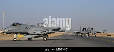 A-10 Thunderbolt, IIs, zu Whiteman Air Force Base zugewiesen wird, kommen auf Kandahar Airfield, Afghanistan, Jan. 19, 2018. Stockfoto