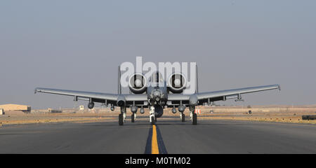 A-10 Thunderbolt, IIs, zu Whiteman Air Force Base zugewiesen wird, kommen auf Kandahar Airfield, Afghanistan, Jan. 19, 2018. Stockfoto