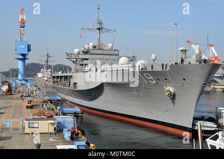 7 Flotte Flaggschiff USS Blue Ridge LCC (19) bereitet sich auf die neue Position pier Seite an Flotte Aktivitäten (FLEACT) Kamakura nach Verlassen Trockendock. Stockfoto