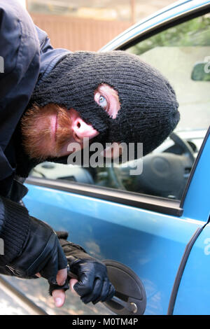 Einbrecher das Tragen einer Maske (BALACLAVA), Auto Einbruch Stockfoto