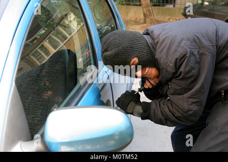 Einbrecher das Tragen einer Maske (BALACLAVA), Auto Einbruch Stockfoto