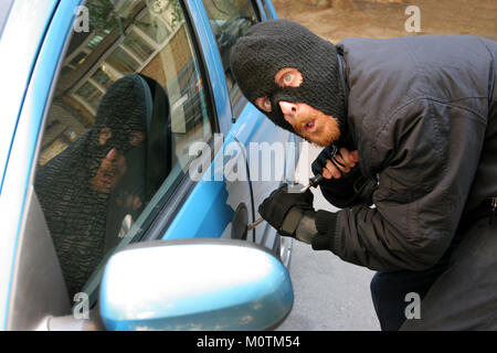 Einbrecher das Tragen einer Maske (BALACLAVA), Auto Einbruch Stockfoto