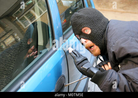 Einbrecher das Tragen einer Maske (BALACLAVA), Auto Einbruch Stockfoto