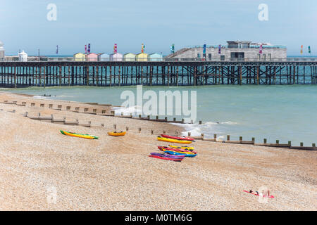 Strand und Pier von Hastings, Hastings, East Sussex, England, Vereinigtes Königreich Stockfoto