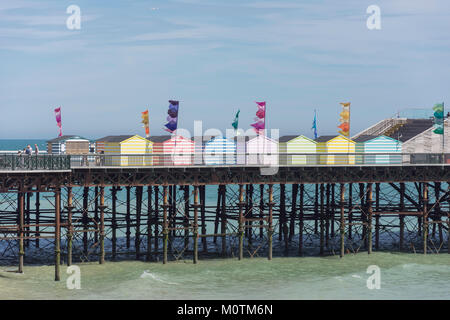 Strand Hütten auf der Pier von Hastings, Hastings, East Sussex, England, Vereinigtes Königreich Stockfoto