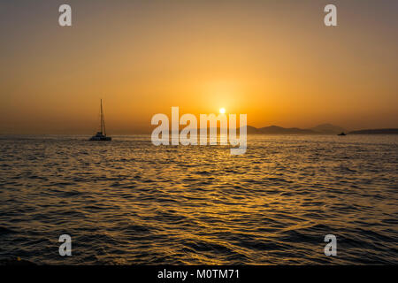Segelboot bei Sonnenuntergang in Alimos Marina in Athen, Griechenland. Stockfoto