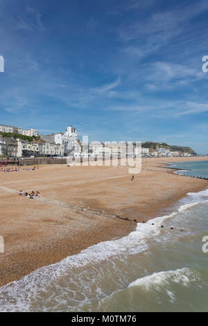 Strand und Promenade seafont von Hastings Pier, Hastings, East Sussex, England, Vereinigtes Königreich Stockfoto