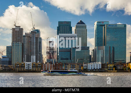 MBNA High-Speed Katamaran an der Themse Rubrik Vergangenheit modernen Wolkenkratzern von Canary Wharf, Januar 2018, Greenwich London Stockfoto