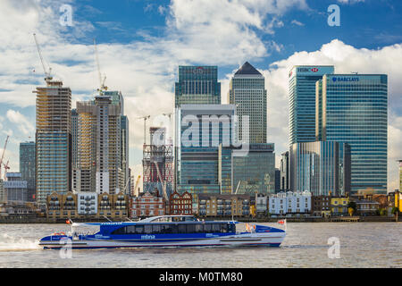 MBNA High-Speed Katamaran an der Themse Rubrik Vergangenheit modernen Wolkenkratzern von Canary Wharf, Januar 2018, Greenwich London Stockfoto