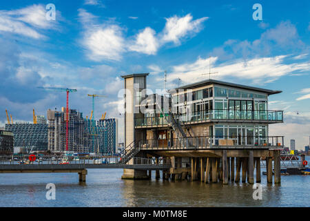 Greenwich Yacht Club auf der Themse mit Gehäuse Entwicklung in Abstand, Greenwich, London, Januar 2018 Stockfoto
