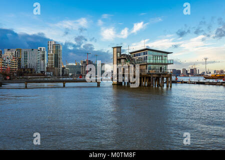 Greenwich Yacht Club auf der Themse mit Gehäuse Entwicklung in Abstand, Greenwich, London, Januar 2018 Stockfoto