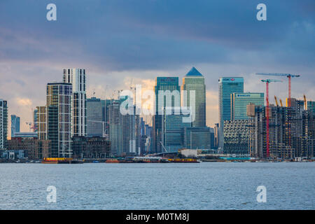 Die Wolkenkratzer von Canary Wharf und North Greenwich aus der Distanz mit der Themse im Vordergrund, Januar 2018, London gesehen Stockfoto