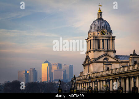 Das Old Royal Naval College in Greenwich mit dem modernen Wolkenkratzern von Canary Wharf, London, Vereinigtes Königreich, Dez 2013 Stockfoto