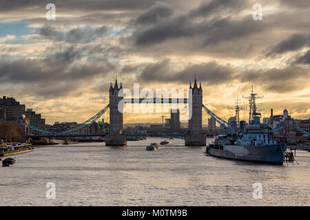 Die Londoner Tower Bridge im Morgenlicht mit HMS Belfast und Frachtschiffe auf Themse im Vordergrund, November 2017 Stockfoto