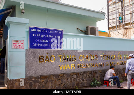 Name in Gold Buchstaben am Eingang zum Museum der Kriegszeugnisse des Vietnam Krieges, Saigon (Ho Chi Minh City), South Vietnam, Südostasien Stockfoto