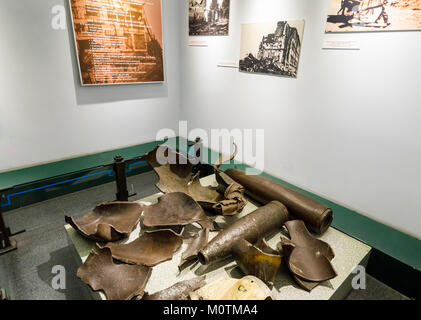 Ausstellung Anzeige von Shell und Bombe Fragmente im Kriegsmuseum von Vietnamkrieg, Saigon (Ho Chi Minh City), Südvietnam explodiert (Splitter) Stockfoto