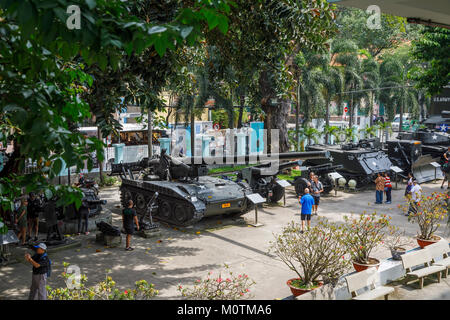 Uns M107 175 mm Selbstfahrende Kanone und gepanzerte Fahrzeuge, die im Angriff War Remnants Museum der Vietnam Krieg, Saigon (Ho Chi Minh City), South Vietnam Stockfoto