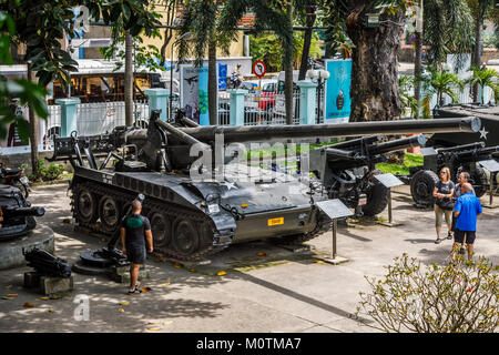 Uns gepanzerte assault Fahrzeug M107 175 mm Maschinengewehr auf Anzeige an der Vietnam War Remnants Museum, Saigon (Ho Chi Minh City), Südvietnam angetrieben Stockfoto