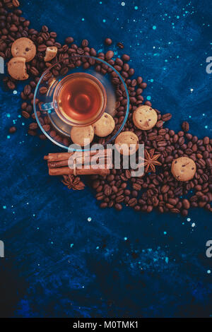 Glas Tasse Espresso in einem gekrümmten Komposition mit kopieren. Ansicht von oben dunkel Essen Fotografie. Kreative barista Konzept. Stockfoto