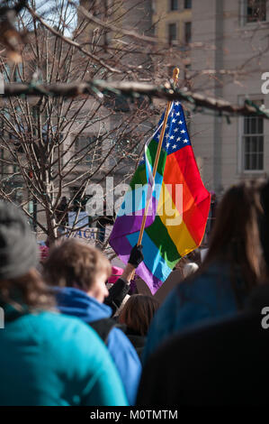 Eine LGBT-Flagge stolz an März/Rallye der Frauen in Dayton, Ohio am 20. Januar 2018. Stockfoto