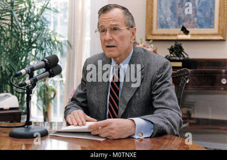Präsidenten der Vereinigten Staaten George H.W. Busch liefert ein Radio Adresse aus dem Oval Office des Weißen Hauses in Washington, DC am 27. März 1992. Obligatorische Credit: Susan Biddle/White House über CNP/MediaPunch Stockfoto