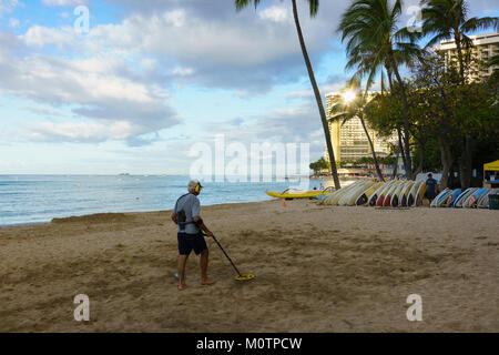Mann mit Metalldetektor am Strand von Waikiki Beach Stockfoto