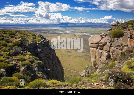 Die corniches Plateau über China Fluss in Torres del Paine im chilenischen Patagonien. Stockfoto