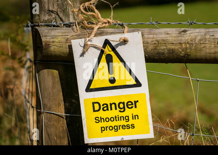 Zeichen: Gefahr schießen in Fortschritt, in der Nähe von Ystradfellte in Powys, Wales, UK gesehen Stockfoto