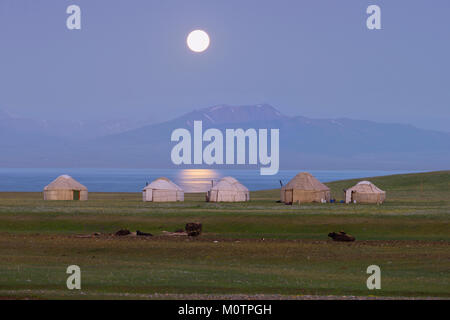 Mond über Song Kol See und Nomaden, Jurten, Naryn Provinz, Kirgisistan, Zentralasien Stockfoto