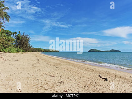 Clifton Beach, Palm Cove ist einfach eines der Besten sauber und nicht überlaufenen Sandstrand erstreckt sich überall in der Welt gefunden werden Stockfoto