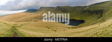 Dunkle Wolken über Llyn y Ventilator Fach und Picws Du (Bannau Sir Gaer) im Carmarthen Fans, Carmarthenshire, Wales, Großbritannien Stockfoto